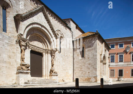 Portail latéral, Collegiata ou Pieve di Osenna, San Quirico d'Orcia, Toscane, Italie, Europe Banque D'Images