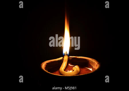 Diya pour Diwali. lampe d'argile, généralement utilisé dans les temples hindous en Inde et au Népal pour le culte. Banque D'Images