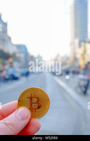 Paiement Bitcoin dans une rue commerçante ou store à l'aide d'cryptocurrency Banque D'Images