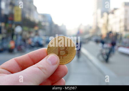 Paiement Bitcoin dans une rue commerçante ou store à l'aide d'cryptocurrency Banque D'Images