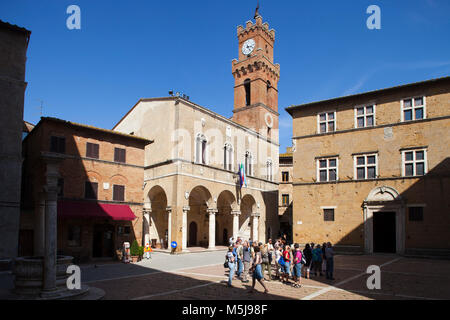 Hôtel de ville (à gauche) et le Palais de l'évêché (à droite), Pio II square, Pienza, Toscane, Italie, Europe Banque D'Images