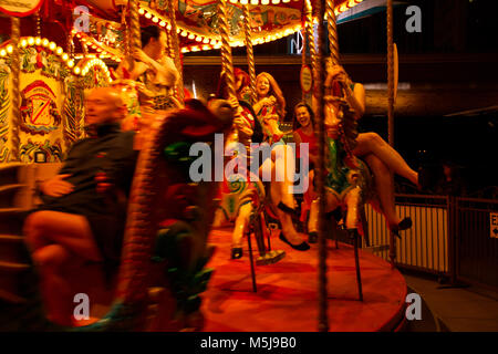 Les personnes bénéficiant de la ride sur Southbank à Londres le carrousel chaude soirée d'été.Southwark, Londres, Royaume-Uni.5 août 2017,. Banque D'Images