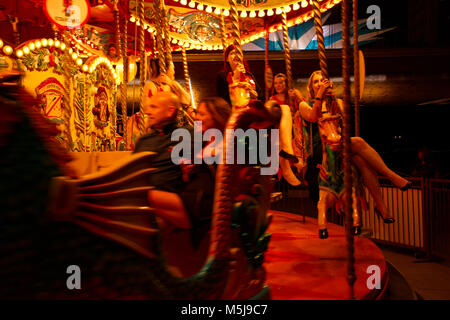 Les personnes bénéficiant de la ride sur Southbank à Londres le carrousel chaude soirée d'été.Southwark, Londres, Royaume-Uni.5 août 2017,. Banque D'Images