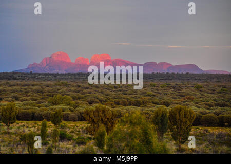 Les Olgas (Kata Tjuta) au lever du soleil sur un ciel nuageux le matin, le Parc National d'Uluru-Kata Tjuta près de Yulara, dans le Territoire du Nord, Australie Banque D'Images