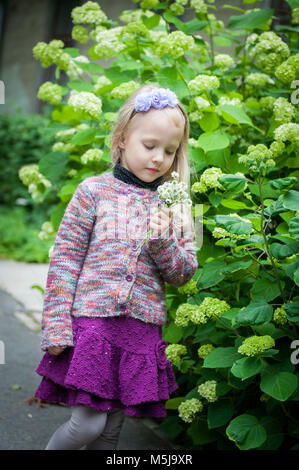 Peu de belle fille blonde dans la nature Banque D'Images