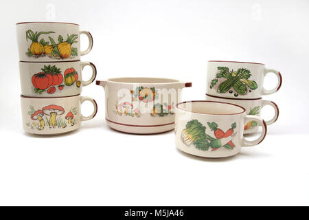 Vintage des années 1970, l'essence Shell Soupière Promotion bol et tasses de légumes soupe avec Design Banque D'Images