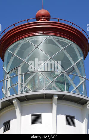 Un gros plan d'un magnifique phare rouge, entouré de vitres sur la belle île d'Hawaï Banque D'Images