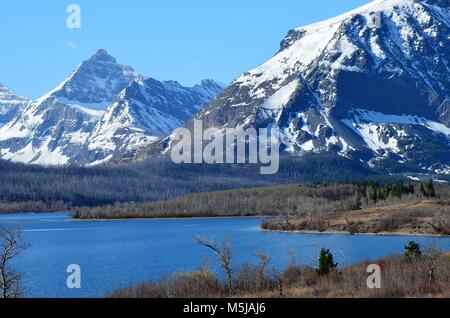 Montagnes couvertes de neige sont la toile de fond pour cette magnifique vue sur le lac et les montagnes dans de nombreux glaciers, Montana Banque D'Images