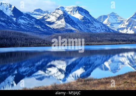 Les montagnes sont couvertes de neige en raison d'un lac paisible, calme nous donnant une vue spectaculaire Banque D'Images