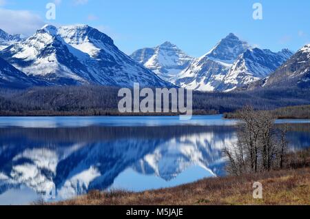 Les montagnes sont couvertes de neige en raison d'un lac paisible, calme nous donnant une vue spectaculaire Banque D'Images