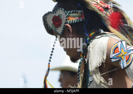 Les coiffes de cérémonie d'être porté pendant une compétition de danse et de pow-wow Banque D'Images