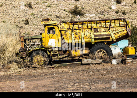 Camion benne rouillée abandonné en cour de récupération Banque D'Images