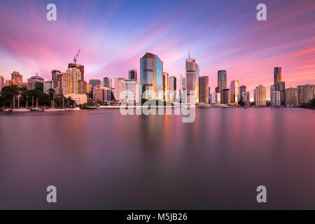 Une longue exposition à l'image de la ville de Brisbane reflète dans la rivière au lever du soleil prises de Kangaroo Point Banque D'Images