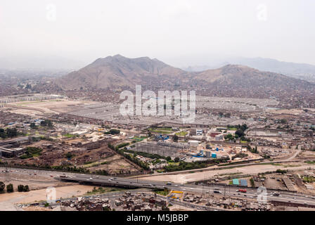 Vista de Lima desde el Cerro San Cristóbal / Vue aérienne de Lima à partir de la colline de San Cristobal. Banque D'Images