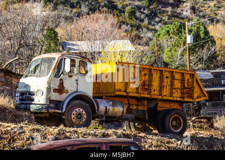 Vintage Yellow Rusty Dump Truck en cour de récupération Banque D'Images