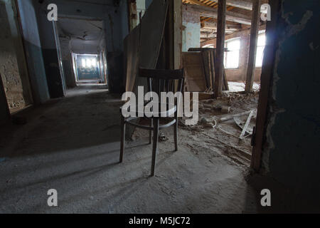Vieux bâtiment abandonné - président poussiéreux dans couloir Banque D'Images