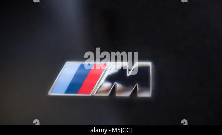 Kazan, Russie - juillet 2017 - logo sign pour BMW M noir sur le capot de la voiture Banque D'Images