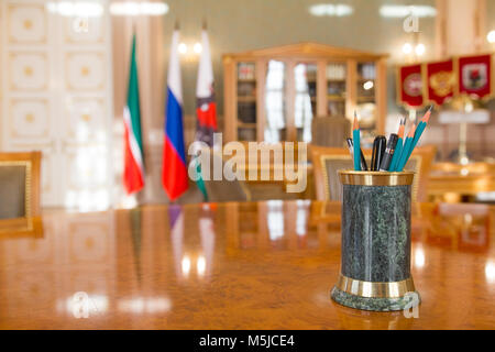 KAZAN, RUSSIE - 16 janvier 2017, à l'Hôtel de Ville - Luxe et beau lieu touristique - le bureau du maire - accessoires d'écriture Banque D'Images