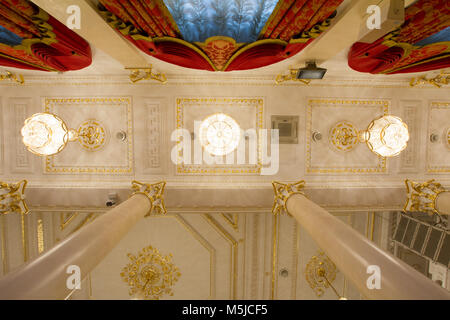 KAZAN, RUSSIE - 16 janvier 2017, à l'Hôtel de Ville - Luxe et beau lieu touristique - plafond dans la salle de bal d'or Banque D'Images