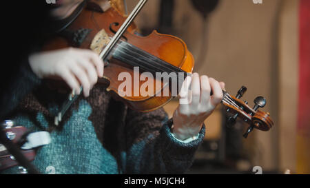 Violoniste femme - musicien à jouer du violon dans night club Banque D'Images