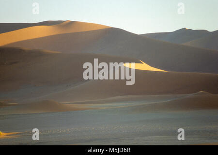 Vue panoramique sur les dunes de sable rouge dans le célèbre Désert du Namib en Namibie Banque D'Images