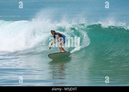 Surf à Manly Beach un jour d'été, Sydney, Australie Banque D'Images