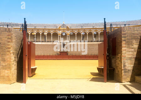 Séville, Espagne-août 7,2017vue de l'intérieur de la Plaza de toros de la Real Maestranza de Caballería de Séville en Espagne. Banque D'Images