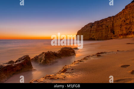 Côte de l'Algarve, au Portugal, au coucher du soleil Banque D'Images