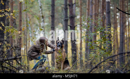 Jolie fille jouant avec son animal de compagnie - berger allemand dans la région de park Banque D'Images