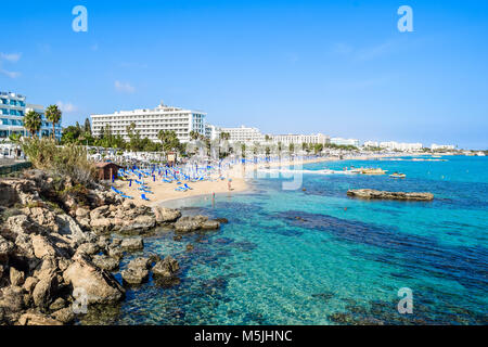 La plage de Protaras, Chypre, l'eau turquoise et ciel bleu Banque D'Images