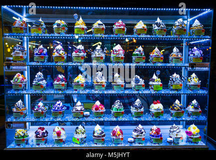 CHIANG MAI, THAÏLANDE, février, 17, 2017 - Vitrine de glaces dans le marché, Bazar de nuit de Chiang Mai, Thaïlande Banque D'Images