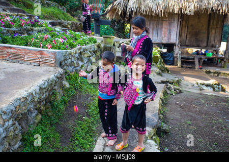 CHIANG MAI, THAÏLANDE - 18 février, 2017 - Une famille Akha poser pour photos touristiques à Doi Pui Mong Hill Village, Chiang Mai, Thaïlande Banque D'Images