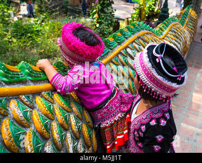 CHIANG MAI, THAÏLANDE - 18 février 2017 - Deux enfants Akha non identifié photographié au Wat Phratat derrière Doi Suthep le 18 février 2017 à Chian Banque D'Images