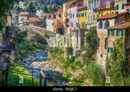 Maisons colorées dans un petit village avec pont de pierre, à Dolcedo Imperia Ligurie Italie Banque D'Images