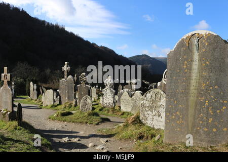 GLENDALOUGH, IRLANDE - 20 Février 2018 : l'ancien cimetière de Glendalough site monastique. La vallée de Glendalough, Parc National des Montagnes de Wicklow, Irlande Banque D'Images