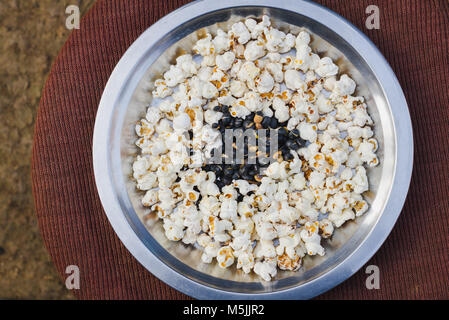 Des snacks traditionnels népalais popcorn et de soja frit dans une assiette. Banque D'Images