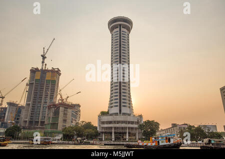 BANGKOK, THAÏLANDE, Mars 02, 2017 - La rivière Chao Praya, à Bangkok, les bâtiments et bateaux au coucher du soleil Banque D'Images