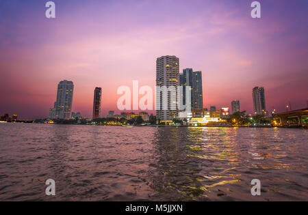 BANGKOK, THAÏLANDE, Mars 02, 2017 - La rivière Chao Praya, à Bangkok, les bâtiments et bateaux au coucher du soleil Banque D'Images