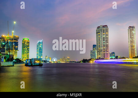 Thaïlande Bangkok le 02 mars 2017 - night time avec toits de bâtiments élevés par la rivière Chao Praya, à Bangkok, Thaïlande. Banque D'Images