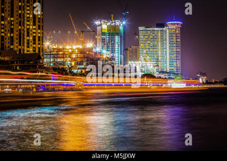 Thaïlande Bangkok le 02 mars 2017 - night time avec toits de bâtiments élevés par la rivière Chao Praya, à Bangkok, Thaïlande. Banque D'Images