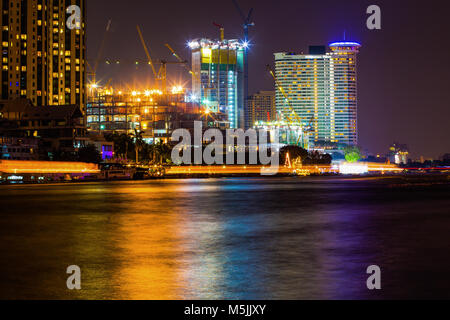 Thaïlande Bangkok le 02 mars 2017 - night time avec toits de bâtiments élevés par la rivière Chao Praya, à Bangkok, Thaïlande. Banque D'Images