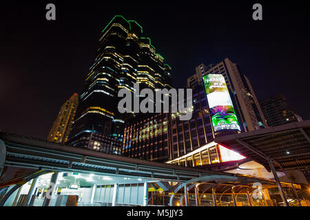 BANGKOK, THAÏLANDE - 03 mars, 2017. Les sky-walk à sky-train station 'Chong Nonsi' dans le centre-ville de Bangkok, Bangkok, Thaïlande carrés. Banque D'Images