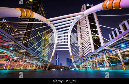 BANGKOK, THAÏLANDE - 03 mars, 2017. Les sky-walk à sky-train station 'Chong Nonsi' dans le centre-ville de Bangkok, Bangkok, Thaïlande carrés. Banque D'Images