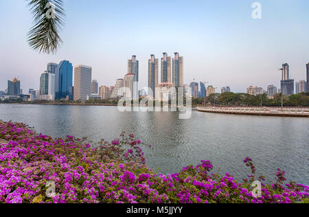 BANGKOK, THAÏLANDE, 04 mars, 2017 - Panorama de la ville avec des gratte-ciel et Sky line de Benjakitti Park à Bangkok, Thaïlande Banque D'Images