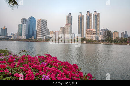 BANGKOK, THAÏLANDE, 04 mars, 2017 - Panorama de la ville avec des gratte-ciel et Sky line de Benjakitti Park à Bangkok, Thaïlande Banque D'Images