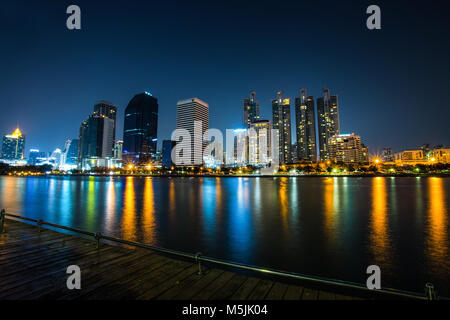 BANGKOK, THAÏLANDE, 04 mars 2017 - Panorama de la ville avec des gratte-ciel et ciel nocturne à Benjakitti Park à Bangkok, Thaïlande Banque D'Images