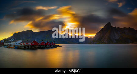 Coucher du soleil au-dessus de mont Olstind et le village de Hamnoy en Norvège Banque D'Images