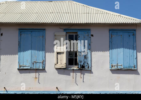 Volets et fenêtres sur les biens à Basseterre sur Saint Kitts et Nevis Banque D'Images