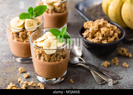 Chocolat en couches chia pudding parfait glacé à la banane, du yaourt et granola, dessert Banque D'Images