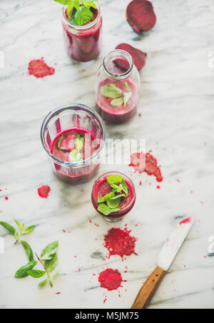 Smoothie de betteraves rouges à la menthe fraîche dans le verre et bouteille Banque D'Images